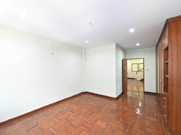 ให้เช่าอาคารพาณิชย์ 5 ชั้น ขนาด 400 ตรม. ทำเลดีใกล้ BTS อโศก & MRT สุขุมวิทเพียง 250 ม.Terminal 21 ใกล้โรงแรมชาร์มา ซอยทะลุออกถนนรัชดาภิเษก ซอยสุขุมวิท 22 ซอยไผ่สิงห์โต